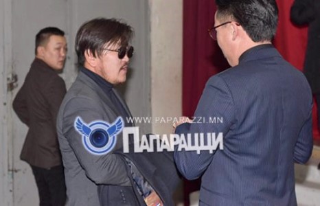 Цэцгэн дунд эрвээхэй төөрүүлдэг залуугийн “үслэг” стиль 