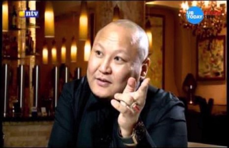 Дуучин Т.Дэлгэрмөрөн талийгаач эхнэртээ 999 сарнай зориулж байсан дурсамжаа хуваалцлаа