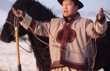 АН-н улаан туг болж явсан Л.Гүндалай буцаж намдаа элсэнэ  