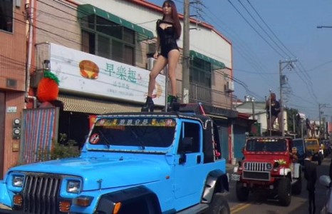 Тайвань түшмэлийн хүү аавынхаа оршуулганд 50 тайчигч бүжиглүүлжээ /бичлэг/