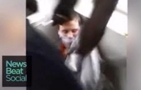 Дөрвөн хар арьстан цагаан залууг барьцаалан зодож байгаа бичлэгээ фэйсбүүкээр цацжээ /бичлэг/