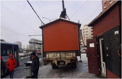 ТҮЦ-ээ нүүлгэхгүй хэмээн албаны хүнийг зодож танхайрчээ