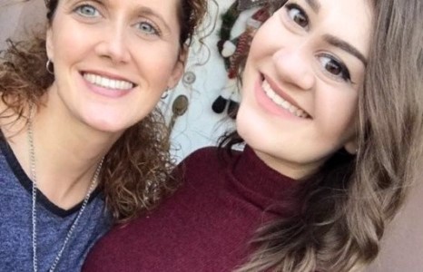 Америк ээжийн охиндоо өгсөн шинэ жилийн бэлэг ичээж бас инээлгэжээ