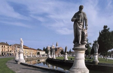 Хятад зоогийн газар хүний хөлний махаар хоол хийдгийг зөөгч нь илчилжээ