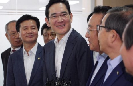 “Самсунг”-ийн дэд ерөнхийлөгчийг баривчилжээ