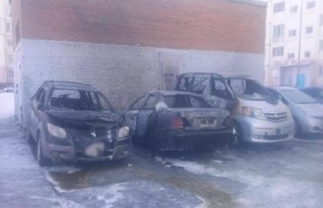  Зогсоол дээр гурван автомашин шатжээ