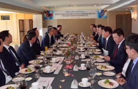 Тавагтай хоолны ард суугаа “туршлага судлаач” нар