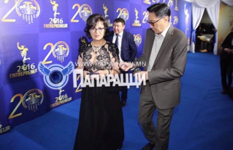 “Наран трейд”-н босс өөрийнхөө нүүр царай болсон гэргийгээ дагуулсаар 