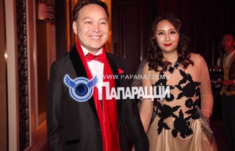 Камертоны Мээдээ үнсгэлжин дагуулсаар...