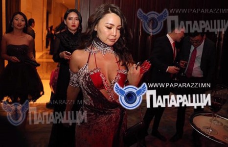 Энгэр цээжээ илэн далангүй дэлгэх усны гүнж 