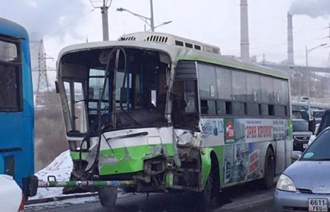 Автобуснууд ноцтой осол гаргаж, 12 хүн гэмтжээ