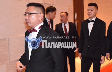 	Найр мундсан биш, хүний авдаггүй шагнал ч авсан биш