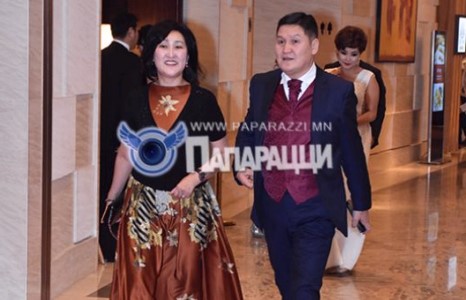 Төрийн албыг төрлийн алба болгох шахсан эмэгтэй 	