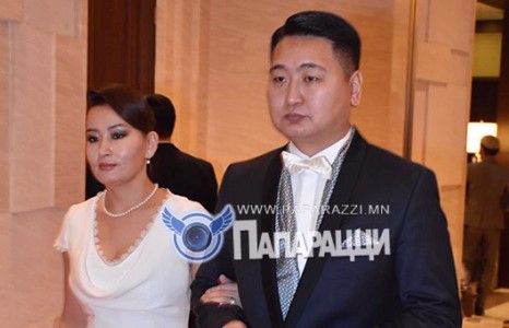 	Нүцгэлдэгээ “нүцгэлсэн”