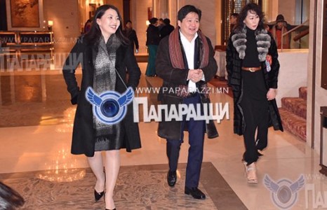 Хүүхнүүдээр хүрээлүүлж байх хэрэгтэй 