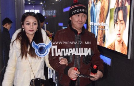 Жүжигчин Байлаа хөөрхөн бүсгүйг хөтлөсөн байлаа  