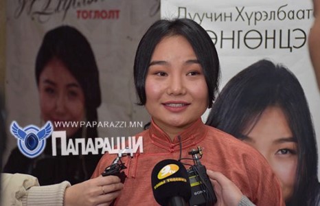 Олны харааг булаасан дуучин бүсгүй