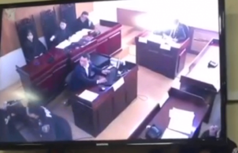 ВИДЕО: Шүүх хуралдааны танхимд хоолойгоо зүсчээ