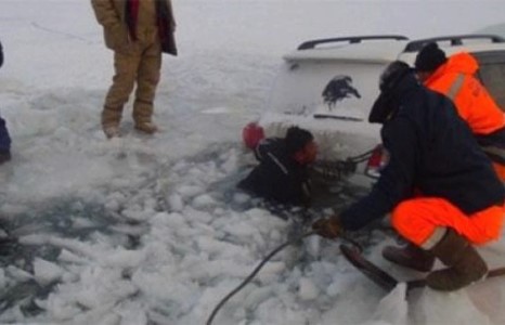 Сэлэнгэ мөрний мөс цөмөрч иргэд машинтайгаа осолджээ 