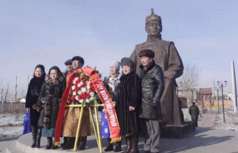 Их жанжны гэрийн бууринд цэцэг өргөв