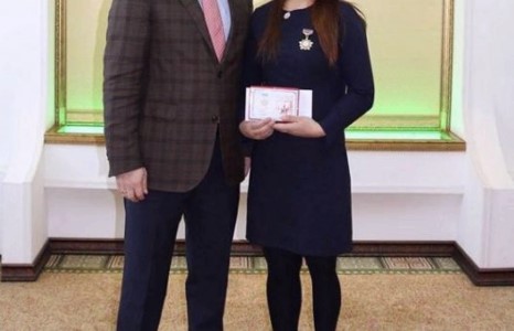 С.Хорлоо эмээг гэртэй болгосон Ц.Сувд-Эрдэнийг шагналаа