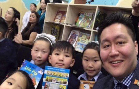 Ерөнхийлөгч Ц.Элбэгдоржийн хүү, БЗД-ийн ИТХ-ын төлөөлөгч Э.Эрдэнэ 132-р сургууль дээр номын сан тохижуулж өгчээ