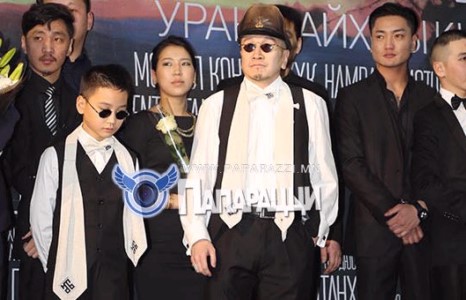 Аав хүү хоёр адилхан гэж жигтэйхэн 