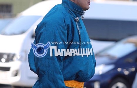 Хурган дотортой цэнхэр дээл хэнийх вэ? 