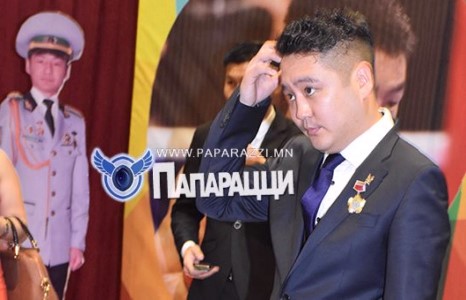 Өнгөлөг “гавьяат” 