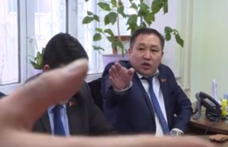 Цагдаагаар мануулсан МАН-ынхан хорооны Засаг дарга нарыг халж байна