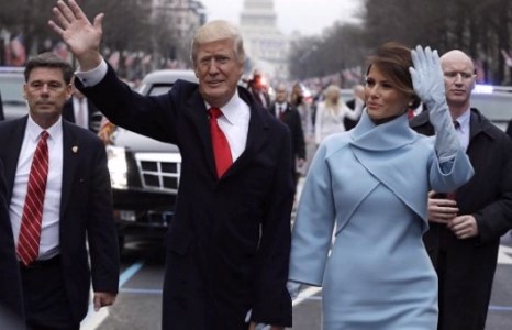 Трампын “чанга тэврэлт”-ээс айгаагүй хүүхнүүд