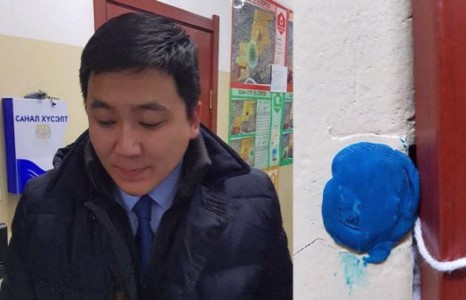 МАН-ын дарга нар түцийг эзэнтэй нь ачиж байсан бол ХУД-н Хороон засаг даргыг өрөөнд нь гаднаас нь лацдав.