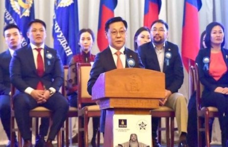 Баярлахад эрт байна, Ерөнхий сайд аа!