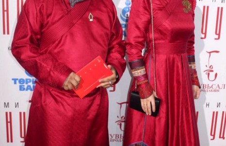 Д.Галбаяр, Хулан хоёрын гал улаан хослол