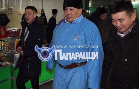 Аварга цолыг дааж яваа эрхэм 