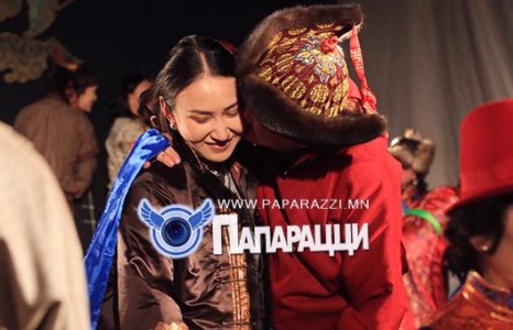 Найдаа найруулагч тайзан дээр чоно, тайзнаас буугаад хонь 