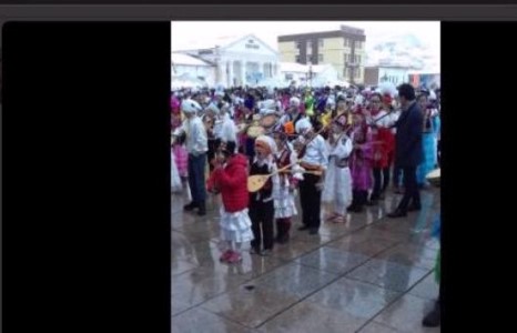 Ерөнхий сайдыг 1000 гаруй сурагч нойтон цасанд 4 цаг хүлээжээ