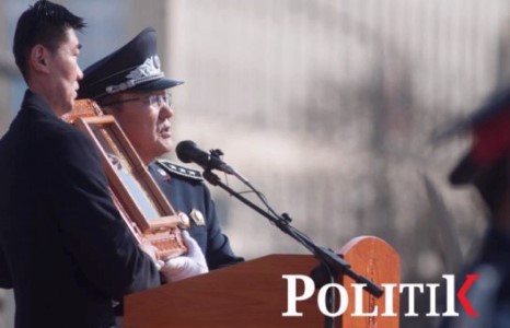 Сүржигнэхээ больчих л доо С.Бямбацогт сайд аа!