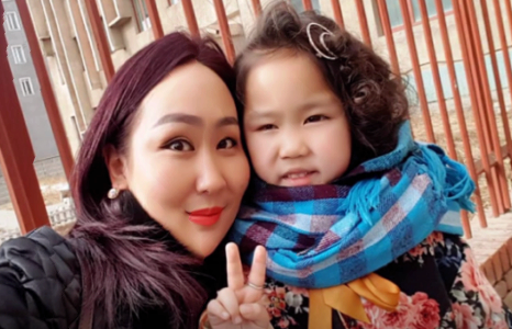 Өхөөрдөм бяцхан чоно Энжи Э.Чулуунчимэгийн Зүгээр л инээмсэглэ дууг дуулжээ