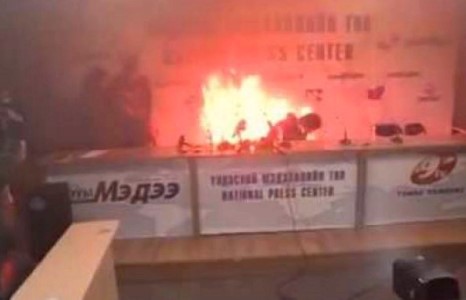 Хууль бусаар ажлаасаа халагдсан зээлтэй эмэгтэй өөрийгөө шатаажээ 