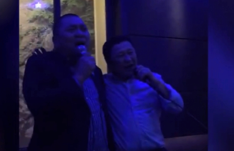 Саяхан суллагдсан Л.Гансүх найз Н.Алтанхуягтайгаа караокедож явна