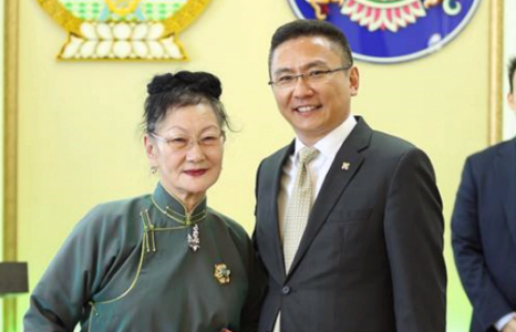 Хакухо М.Даваажаргалын ээж ”Алтан гадас” одонгоор шагнууллаа