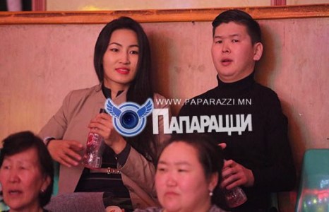 Ард түмэнтэйгээ мэндэлж буй тамирчин залуу