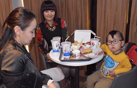 Энэрэл хүүд тусламжийн гараа сунгасан сайхан бүсгүй хэн бэ?