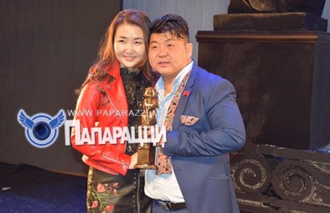 Адилхан биш байна гээд хэлээд үз л дээ 