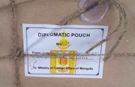 Монголын дипломат албаны лац, тэмдэгтэй олон хайрцаг илгээмжинд  ТАМХИ нуун хил нэвтрэхийг завджээ