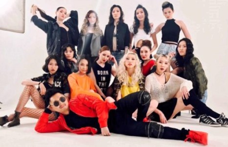 Дуучин С.Заяа загварын бүсгүйчүүдтэй тэсрэлт хийсэн нь