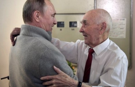 Путин багшдаа гэнэтийн бэлэг барив