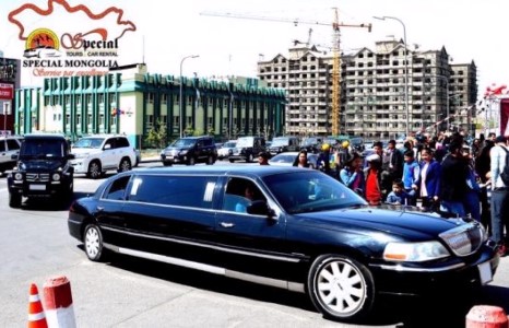 Сурагчид хонхны баяраа “Лимузинг”, “G glass” түрээслэн тэмдэглэж байна