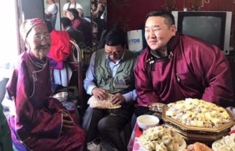 Их аварга Д.Дагвадорж Долсон вангийн зээ охинд шинэ байрных нь түлхүүрийг гардууллаа